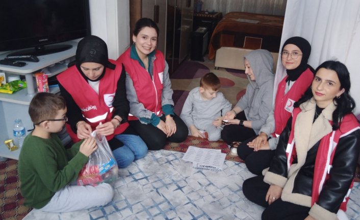 Genç Kızılaydan engelli ikiz kardeşlere bayramlık hediyesi