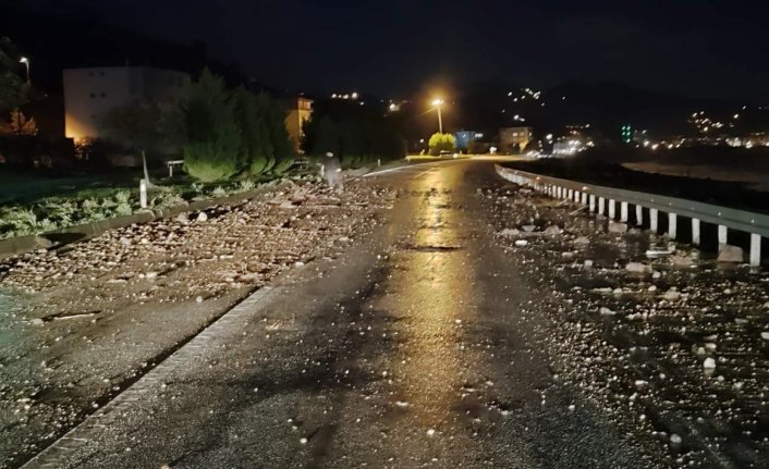 Giresun'da dalgaların yola sürüklediği taşlar ulaşımı aksattı