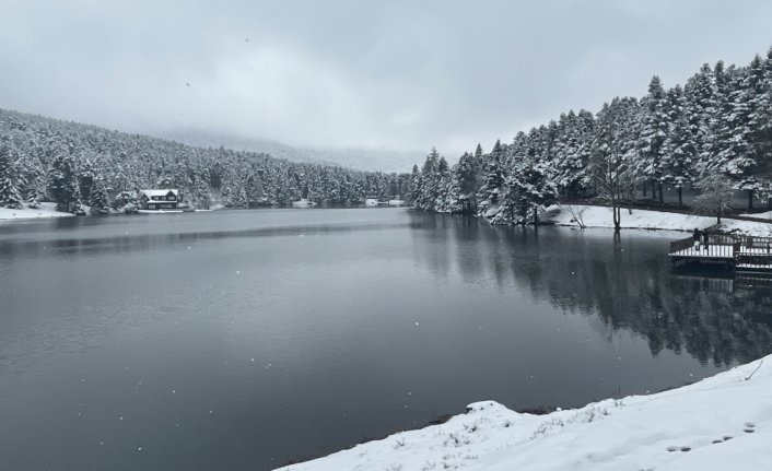 Gölcük Tabiat Parkı'na kar yağdı