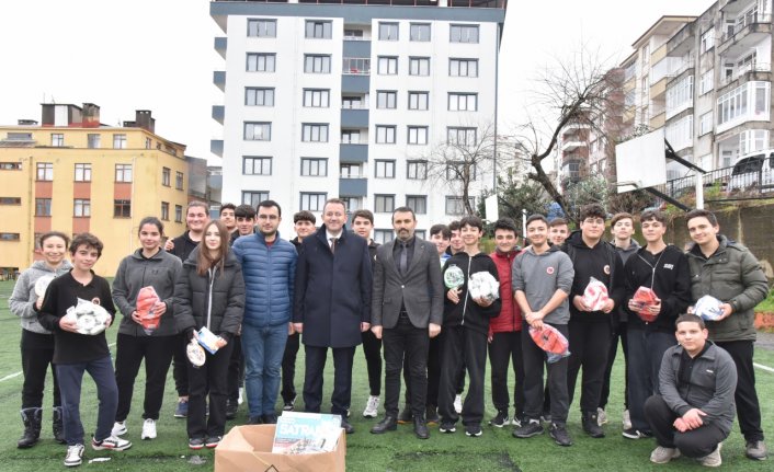 Görele Belediyesi okullara spor malzemeleri hibe etti