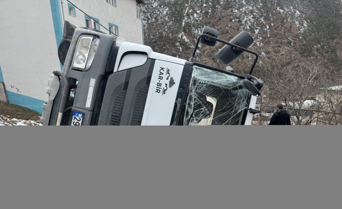 Gümüşhane'de devrilen beton mikserinin sürücüsü yaralandı