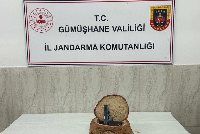 Ekmek arasına gizlenmiş ruhsatsız tabanca bulundu