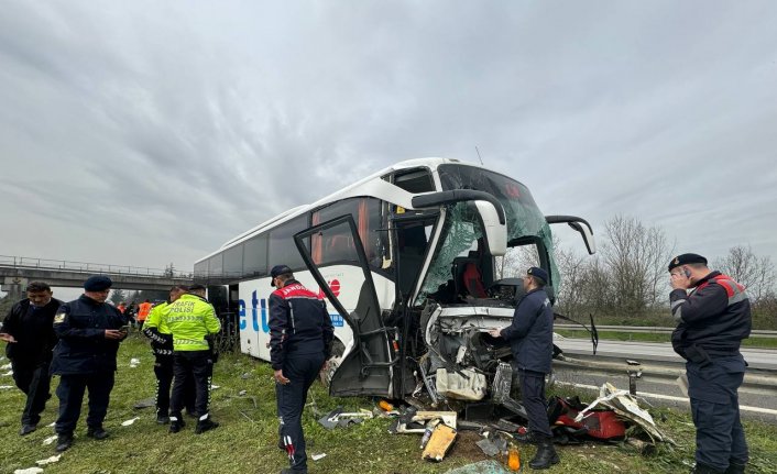 Düzce'de refüje çarpan yolcu otobüsündeki 17 kişi yaralandı