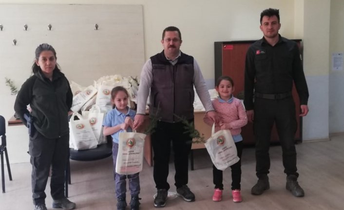 Hanönü Orman İşletme Müdürlüğü tarafından ilkokul öğrencilerine fidan dağıtıldı