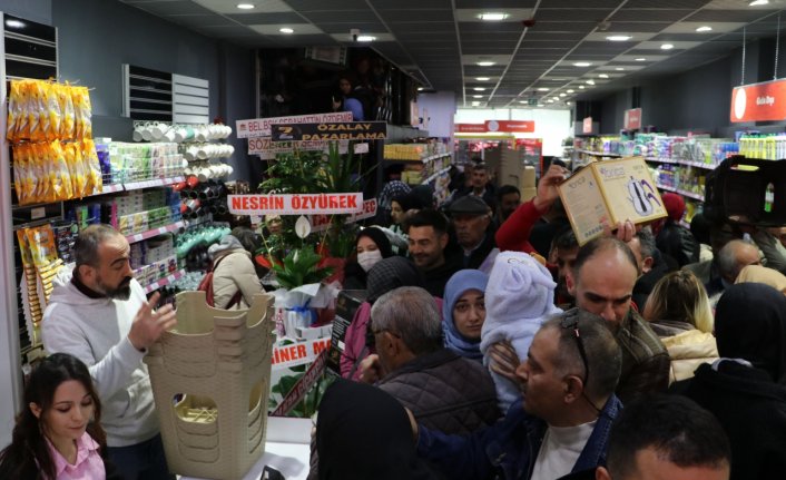 Havza'da mağaza açılışında yapılan indirim yoğunluğa neden oldu