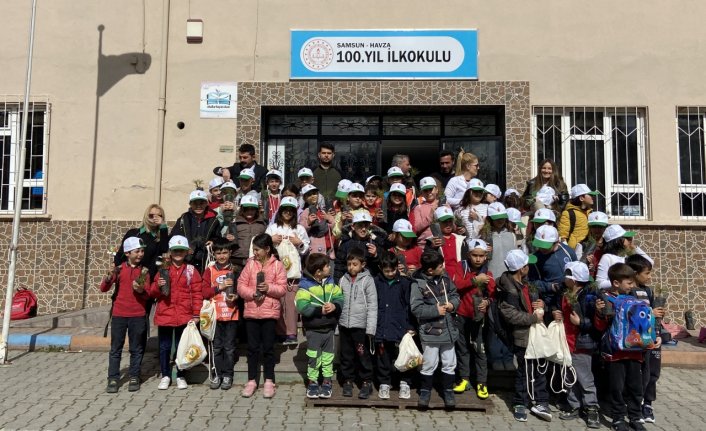 Havza'da öğrencilere fidan dağıtıldı