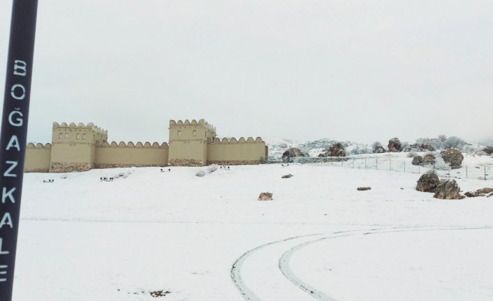 Hititlerin 8 bin yıllık geçmişe sahip başkenti Hattuşa beyaza büründü