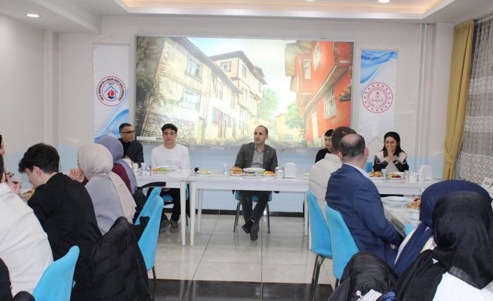 İskilip Kaymakamı Polat, YKS'ye hazırlanan öğrencilerle iftar yaptı