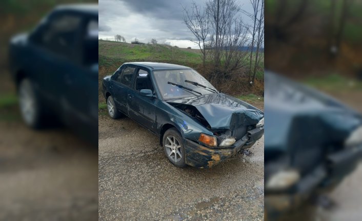 Karabük'te ağaca çarpan otomobildeki 3 kişi yaralandı