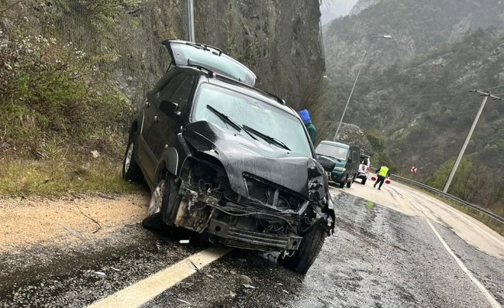 Karabük'te aydınlatma direğine çarpan otomobildeki 2 kişi yaralandı