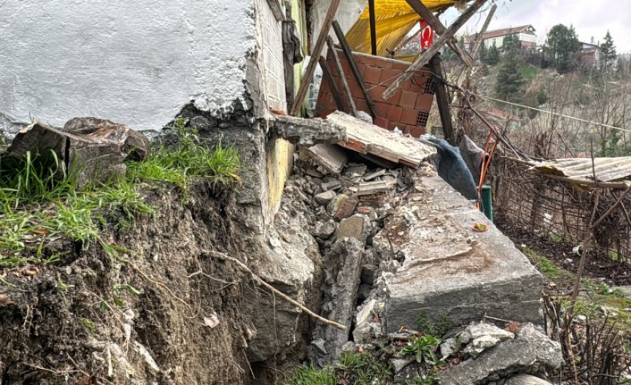 Karabük'te heyelan nedeniyle 2 katlı müstakil ev boşaltıldı