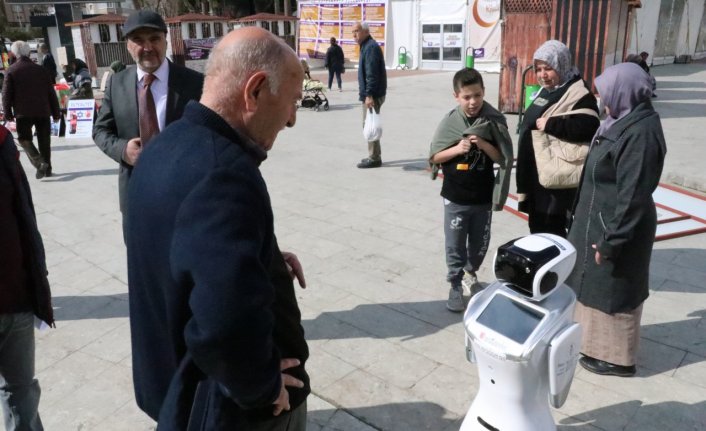 Karabük'te insansı robotla seçim anketi yapıldı
