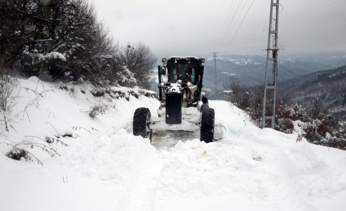 Kastamonu'da ekipler ilkbaharda karla mücadele çalışması yapıyor