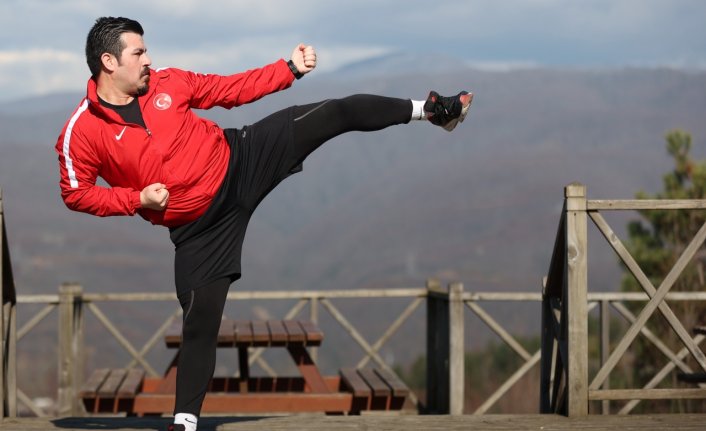 Koleksiyonuna olimpiyat madalyası eklemek için doğada form tutuyor