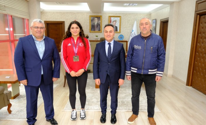 Milli güreşçi Nesrin Baş'tan TOGÜ Rektörü Yılmaz'a ziyaret