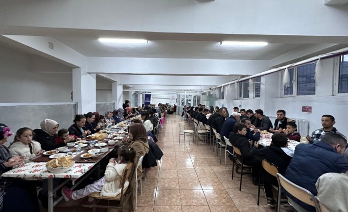 Oğuzlar Kaymakamı Turan, öğrenci ve velilerle iftar yaptı