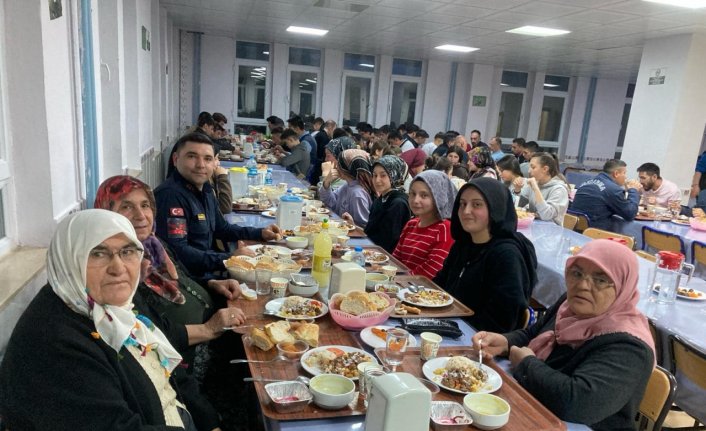 Oğuzlar Kaymakamı Turan, şehit aileleri ve gazilerle iftar yaptı