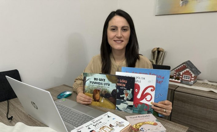 Okul öncesi öğretmeni çocuklar için hikayeler yazıyor