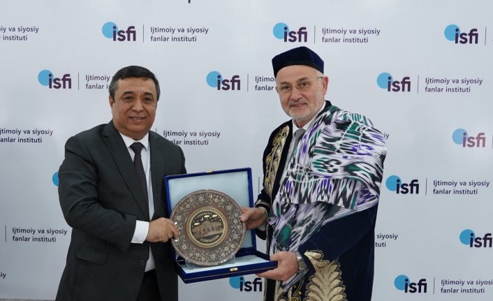 Özbekistan'da Rektör Ünal'a fahri profesörlük ünvanı verildi