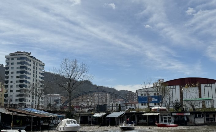 Rize'de dalgaların sürüklediği taşlar, park ve sosyal tesislere zarar verdi