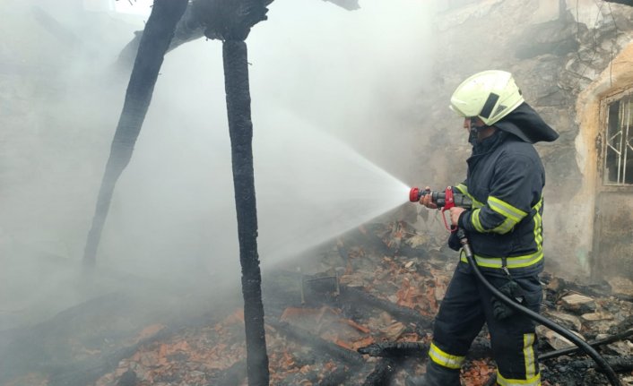Samsun'da köy camisi yangında kullanılamaz hale geldi