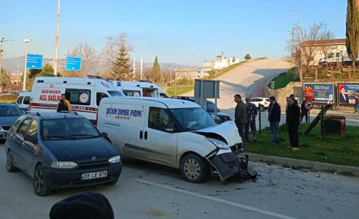 Sinop'ta iki hafif ticari aracın çarpıştığı kazada 3 kişi yaralandı