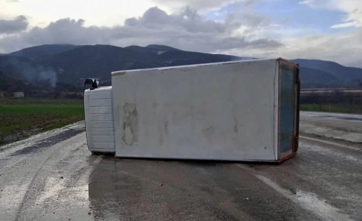 Sinop'ta kamyonun devrildiği kazada 2 kişi yaralandı
