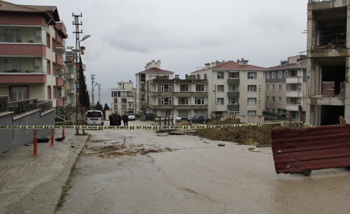 Sinop'ta okul inşaatında çöken istinat duvarı bir araca zarar verdi