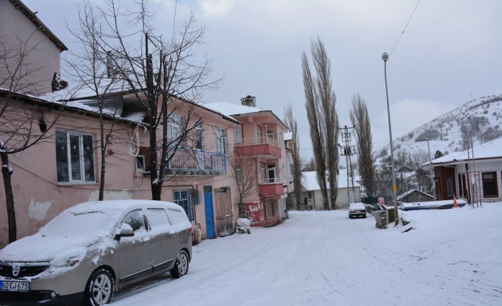 Tokat'ın Başçiftlik ilçesinde kar etkili oldu