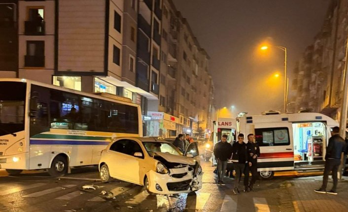 Zonguldak'ta kaza yapan aracın iş yerine girmesi güvenlik kamerasınca kaydedildi