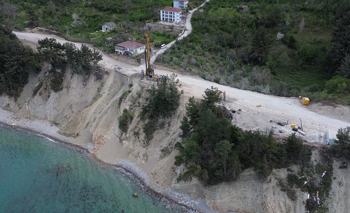 Abana-Çatalzeytin kara yolu heyelan önleme çalışmaları nedeniyle 15 gün trafiğe kapatıldı