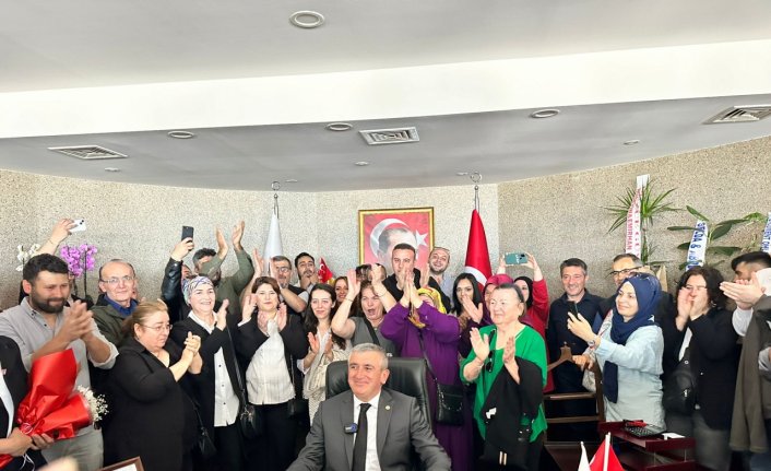 Akçakoca Belediye Başkanı Fikret Albayrak, mazbatasını aldı