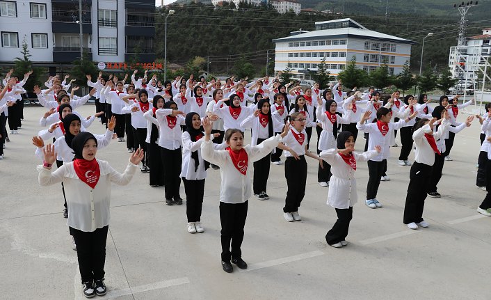 Amasya'da ortaokul öğrencileri “Memleketim“ şarkısını işaret diliyle söyledi