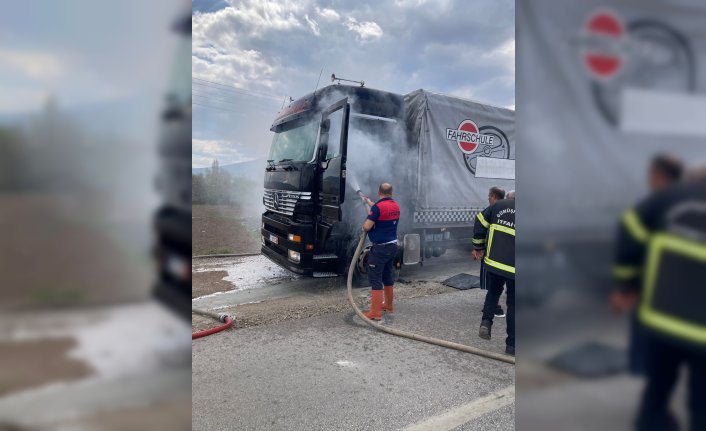 Amasya'da seyir halindeki tırda çıkan yangın söndürüldü