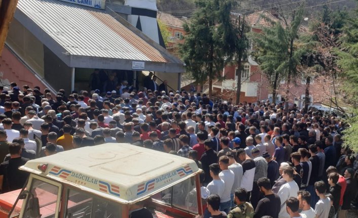 Ankara'da çöken istinat duvarının altında kalarak ölen işçi Vezirköprü'de toprağa verildi