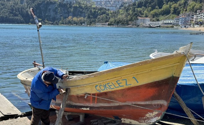 Bartın ve Düzce'de sezonu kapatan balıkçılar, tekne ve ağ bakım mesaisine başladı