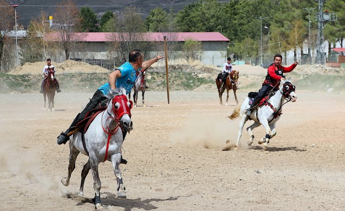 Bayburt'ta ata sporu cirit gösterisi yapıldı