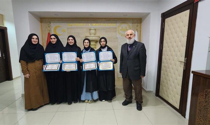 Bayburt'ta hafızlık öğrencileri belgelerini aldı
