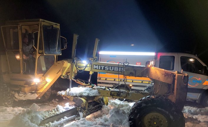 Bayburt'ta kar nedeniyle dağ yolunda mahsur kalan 4 turist kurtarıldı