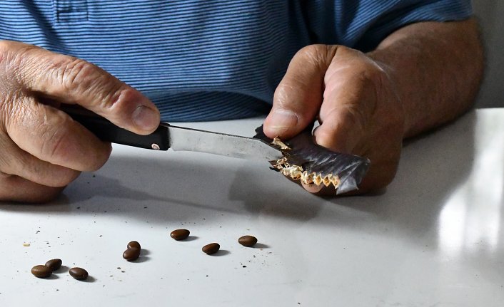 Bitkilerin çekirdek ve tohumlarından tespih, bileklik ve kolye yapıyor