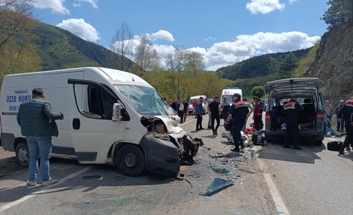 Bolu'da iki panelvan çarpıştı, 3'ü ağır 15 kişi yaralandı