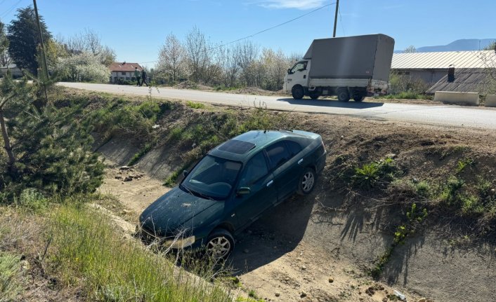 Bolu'da kontrolden çıkan otomobil su kanalına düştü