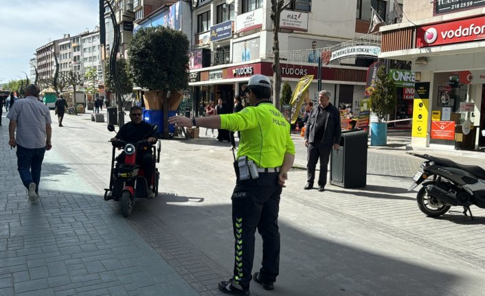 Bolu'da trafiğe kapalı caddeyi kullanan motosiklet sürücüleri denetlendi