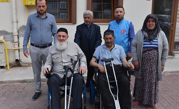 Boyabat'ta iki engelliye müftülükçe engelli aracı alındı