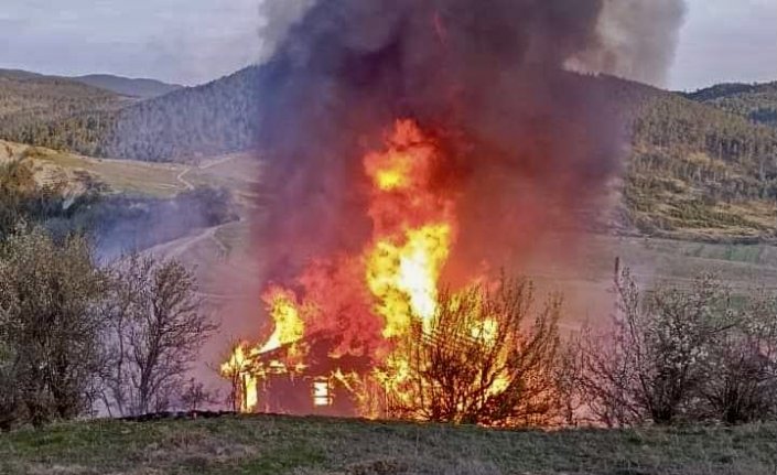 Boyabat'ta çıkan yangında iki katlı ahşap ev yandı