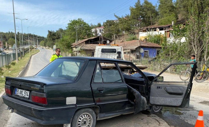 Boyabat'ta devrilen otomobildeki 2 kişi yaralandı