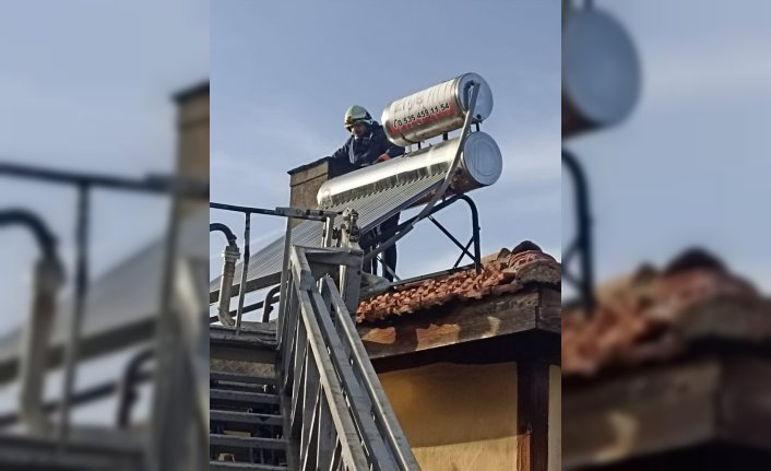 Dörtdivan'da evin bacasında çıkan yangın söndürüldü