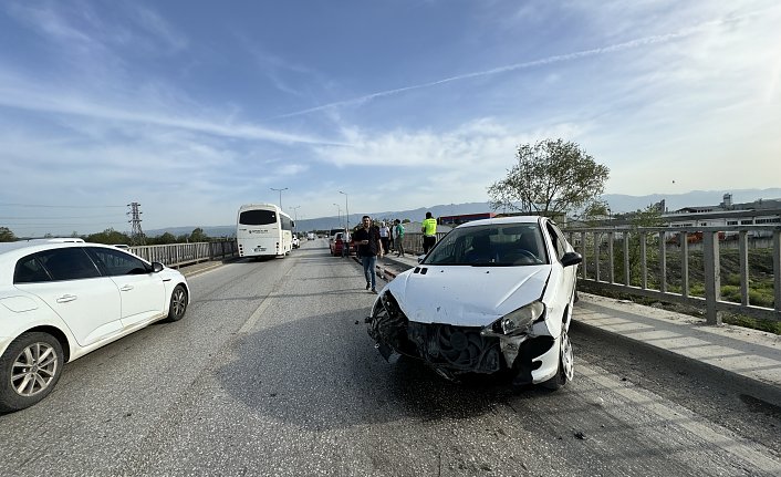 Düzce'de bariyere çarpan otomobildeki 2 kişi yaralandı