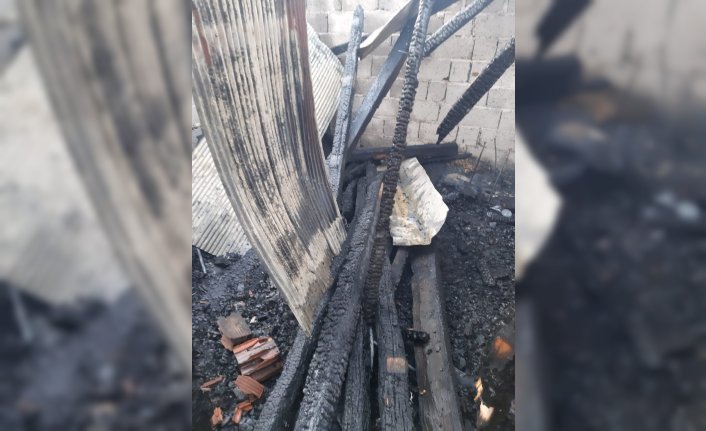 Düzce'de çıkan yangında ahır ve samanlık zarar gördü