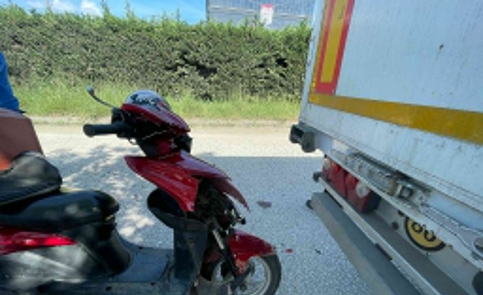 Düzce'de park halindeki tıra çarpan kurye yaralandı